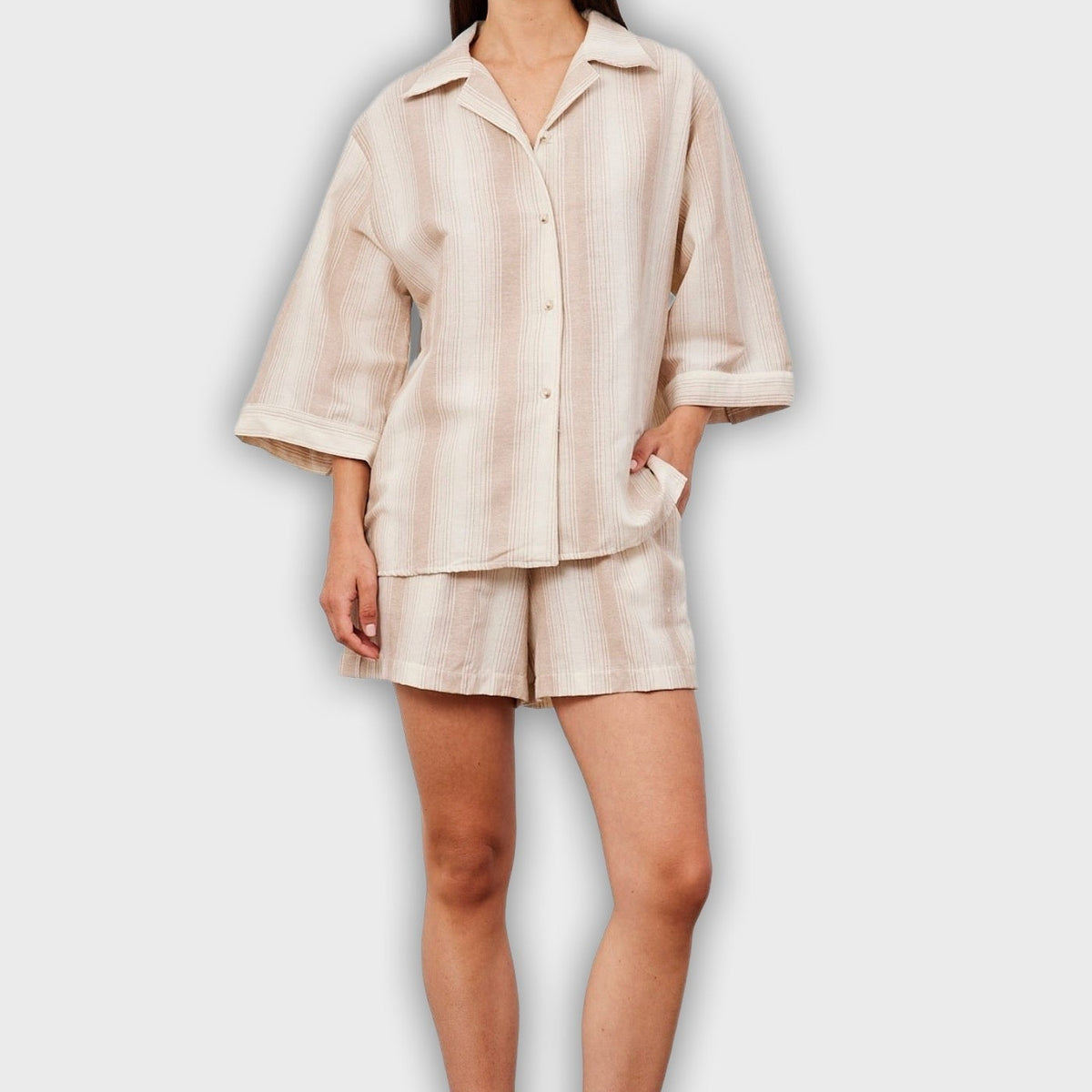 חליפת שני חלקים קצרה עם פסים