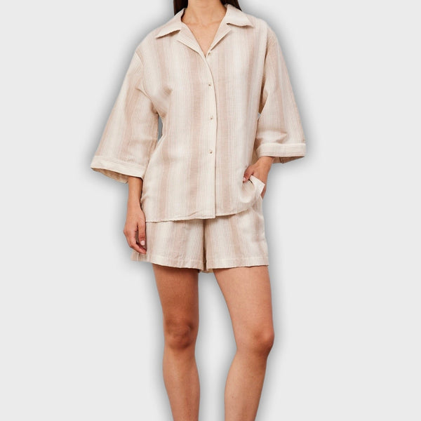 חליפת שני חלקים קצרה עם פסים