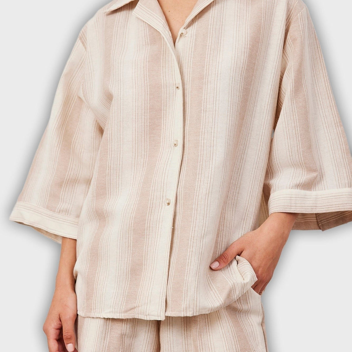 חליפת שני חלקים קצרה עם פסים