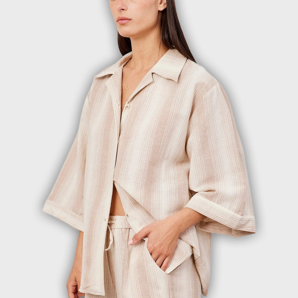 חליפת שני חלקים קצרה עם פסים