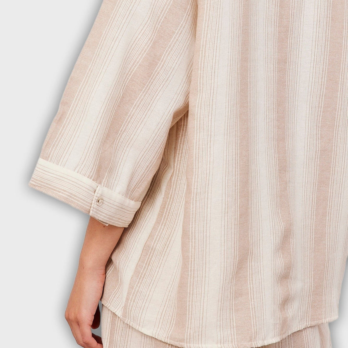 חליפת שני חלקים קצרה עם פסים