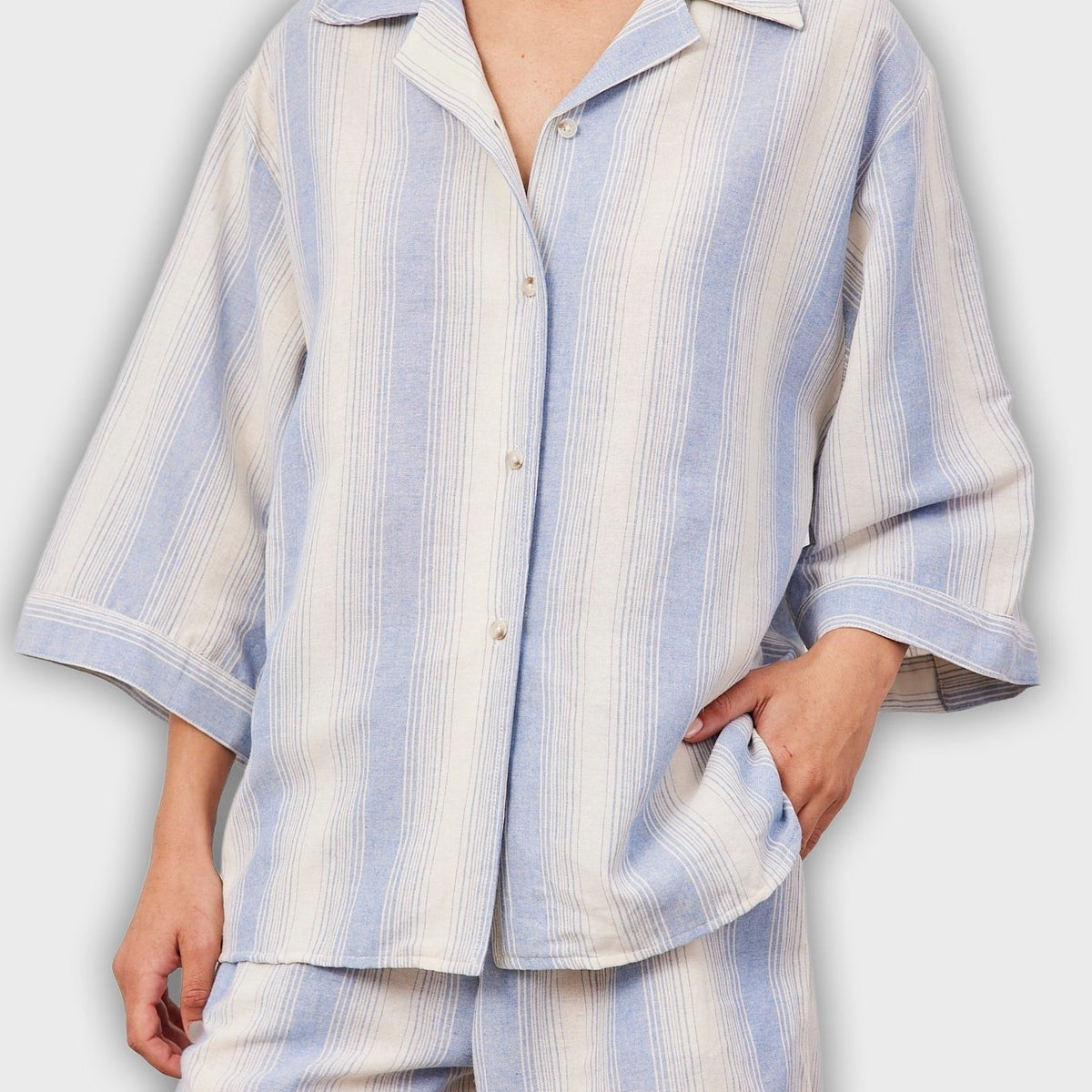 חליפת שני חלקים קצרה עם פסים