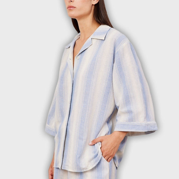 חליפת שני חלקים קצרה עם פסים