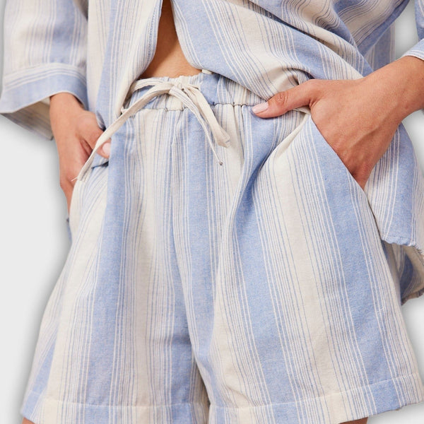 חליפת שני חלקים קצרה עם פסים