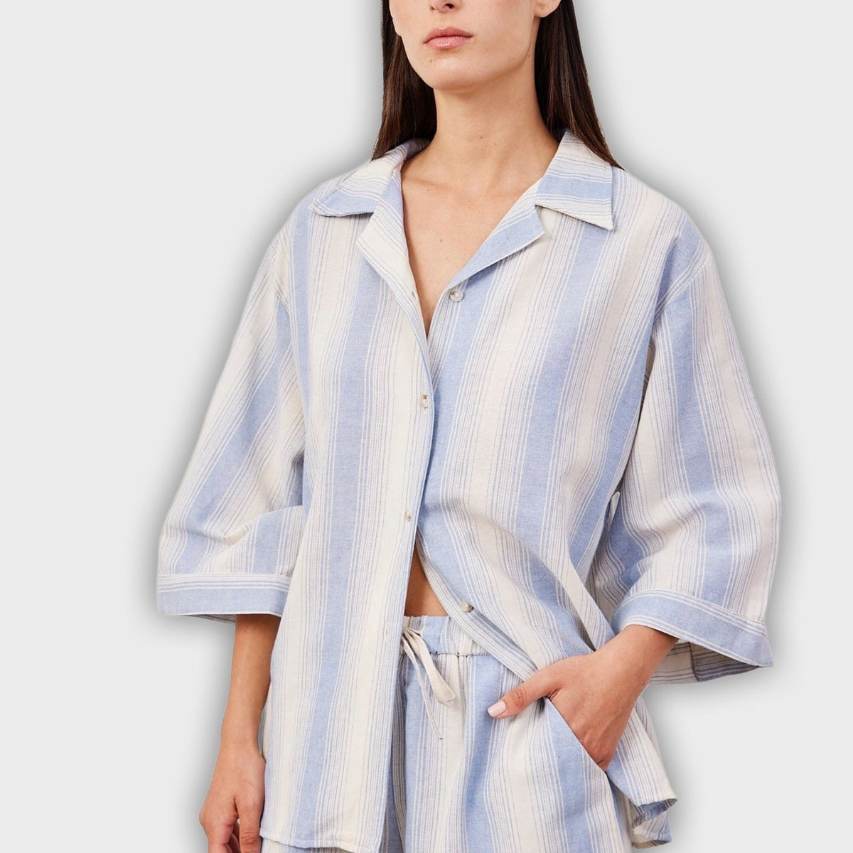 חליפת שני חלקים קצרה עם פסים