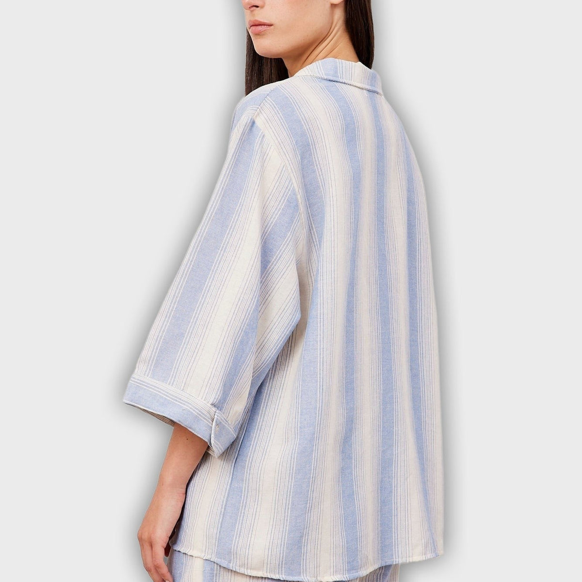 חליפת שני חלקים קצרה עם פסים