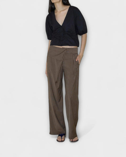 מכנסיים מקופלים עם רצועות ודגם ייחודי