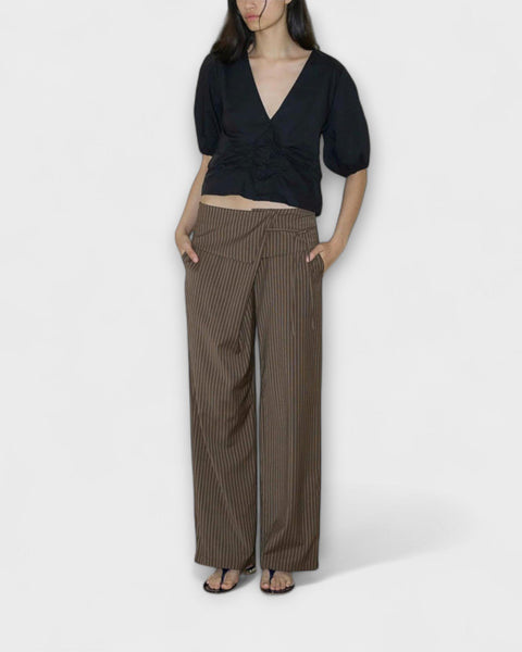 מכנסיים מקופלים עם רצועות ודגם ייחודי