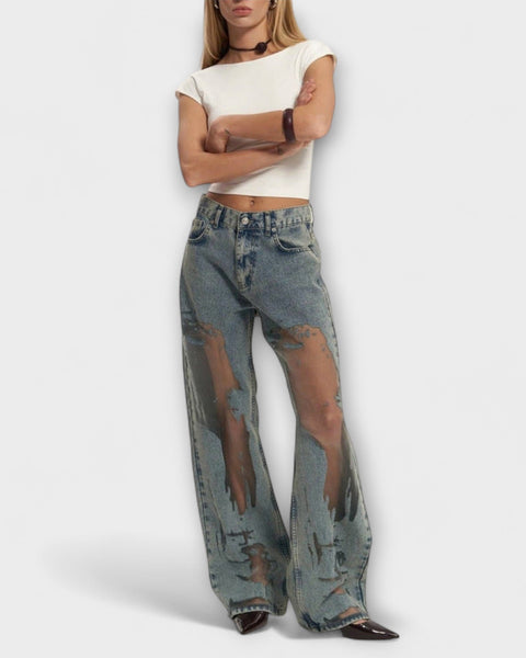 ג'ינס במותן גבוהה עם עיצוב ייחודי וסטייל אופנתי