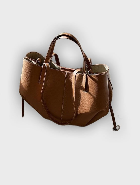 תיק נשיאה מעוצב עם קפלים בצדדים