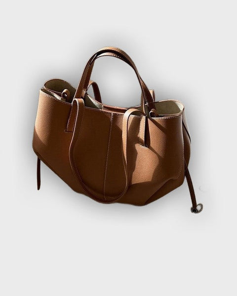 תיק נשיאה מעוצב עם קפלים בצדדים