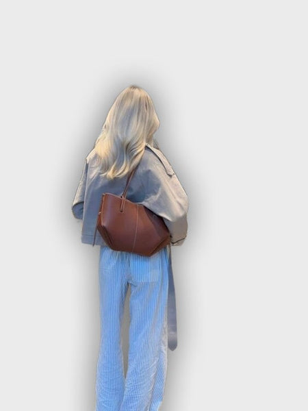 תיק נשיאה מעוצב עם קפלים בצדדים