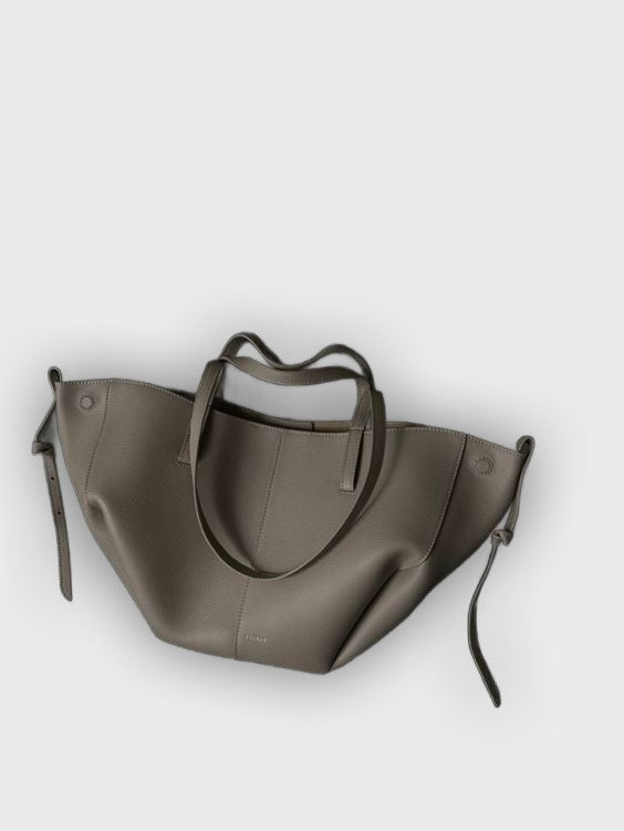 תיק נשיאה מעוצב עם קפלים בצדדים