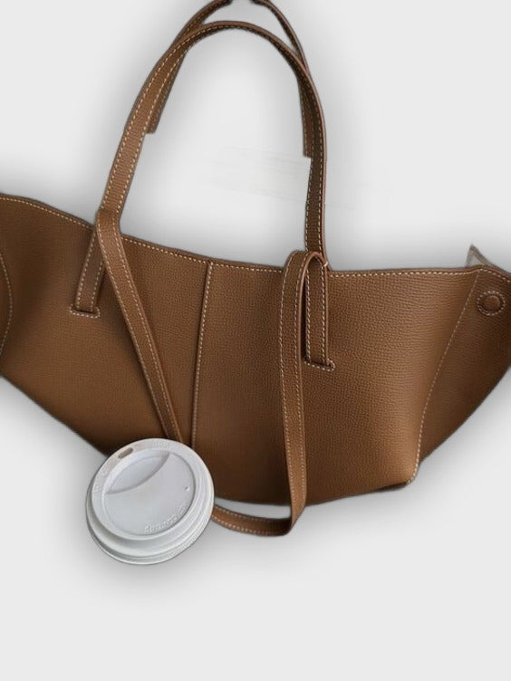 תיק נשיאה מעוצב עם קפלים בצדדים