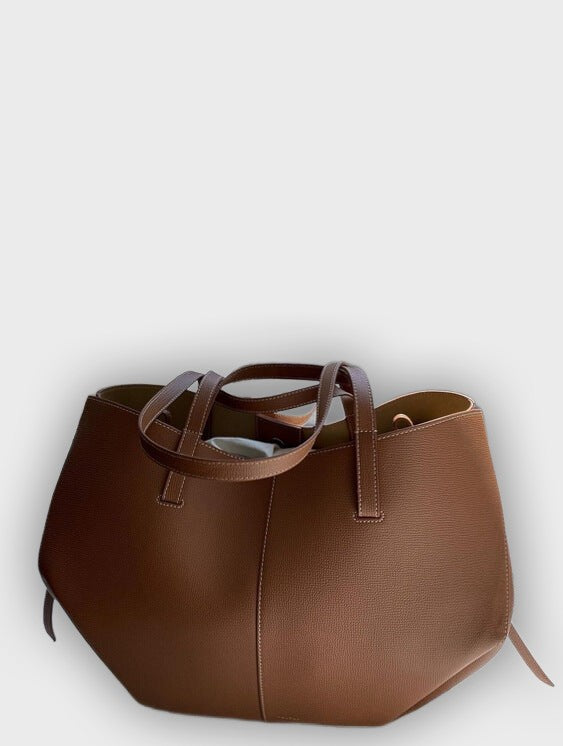 תיק נשיאה מעוצב עם קפלים בצדדים