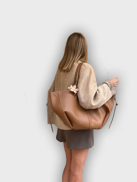 תיק נשיאה מעוצב עם קפלים בצדדים