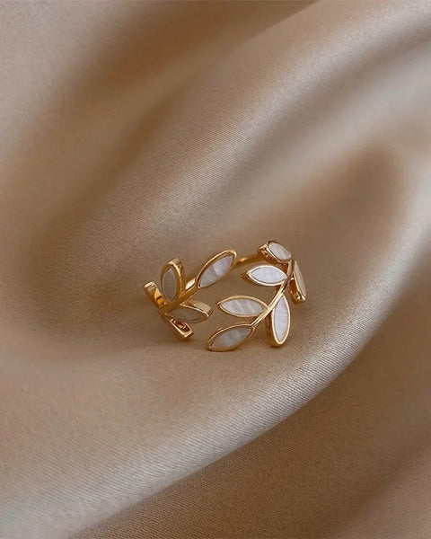 טבעת זהב מתכווננת עם עלה אופל לבן