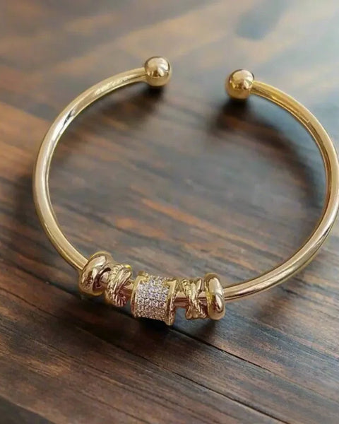 צמיד זהב מתכוונן עם תליונים