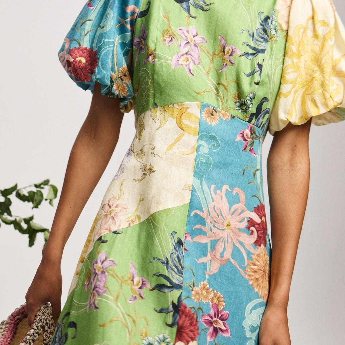 Maileen - מלת מידי עם שרוולים קצרים של