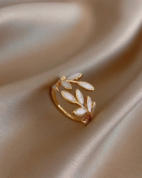 טבעת זהב מתכווננת עם עלה אופל לבן