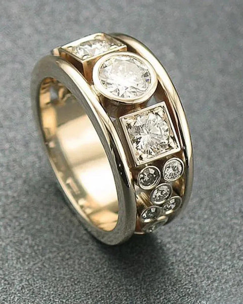 טבעת בסגנון עתיק עם אבנים זוהרות