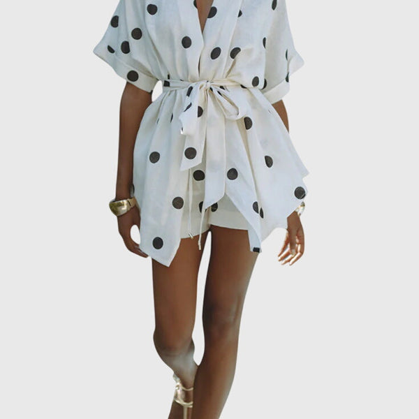 אבילה קונז'ונטו של קימונו עם קשר ומכנסיים קצרים עם נקודות