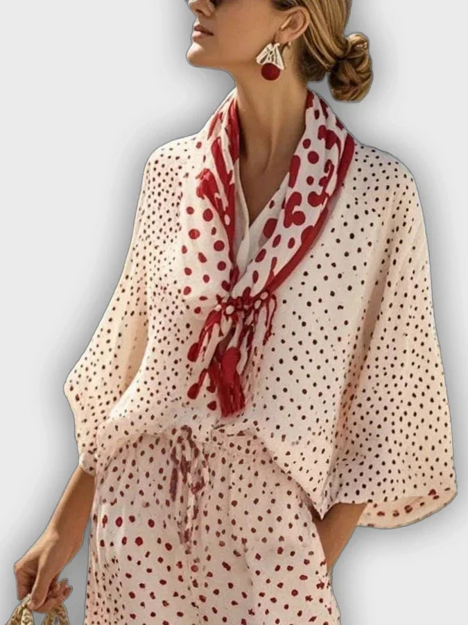 סט קיץ מנוקד עם מכנסיים קצרים וצעיף