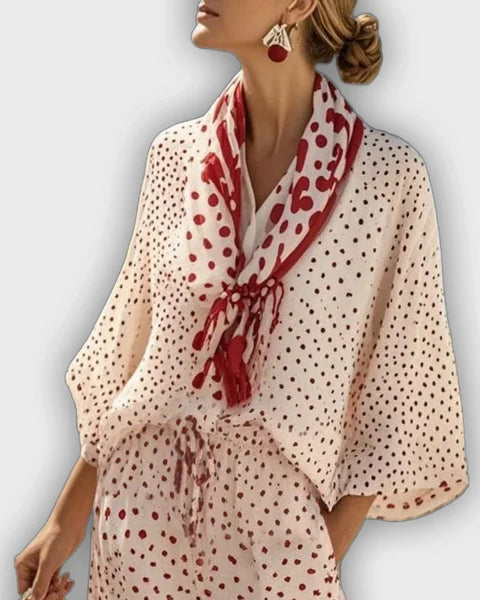 סט קיץ מנוקד עם מכנסיים קצרים וצעיף