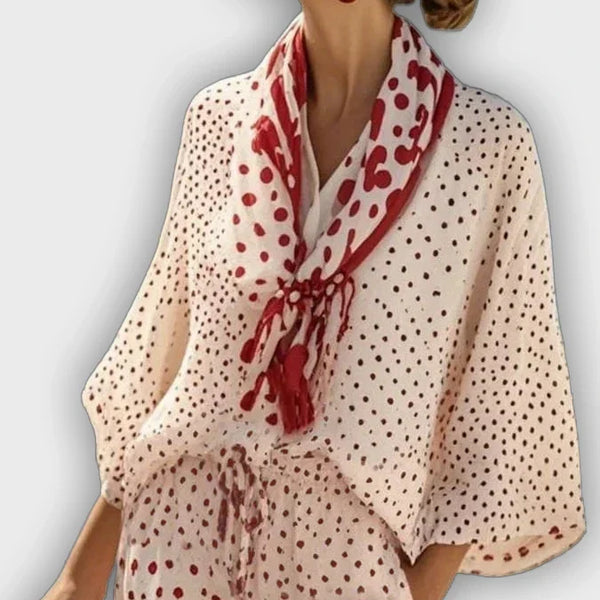 סט קיץ מנוקד עם מכנסיים קצרים וצעיף