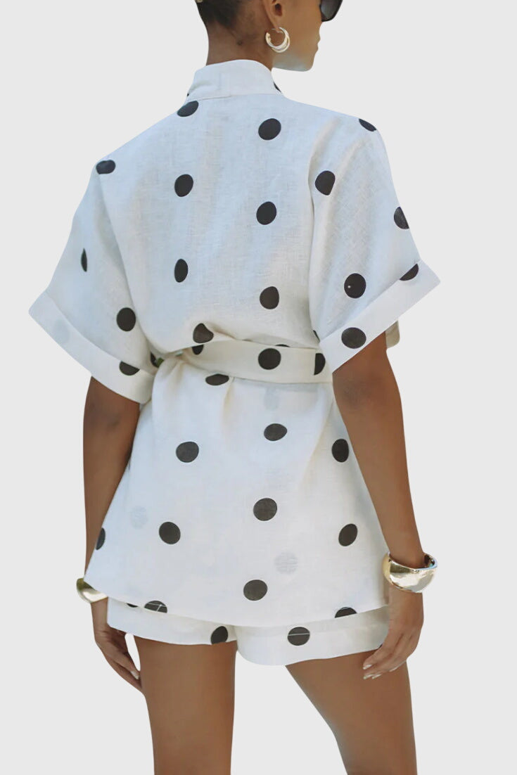 אבילה קונז'ונטו של קימונו עם קשר ומכנסיים קצרים עם נקודות