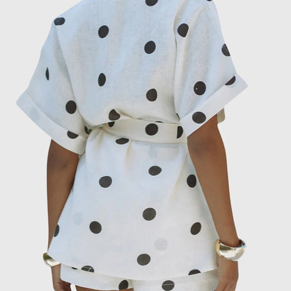 אבילה קונז'ונטו של קימונו עם קשר ומכנסיים קצרים עם נקודות