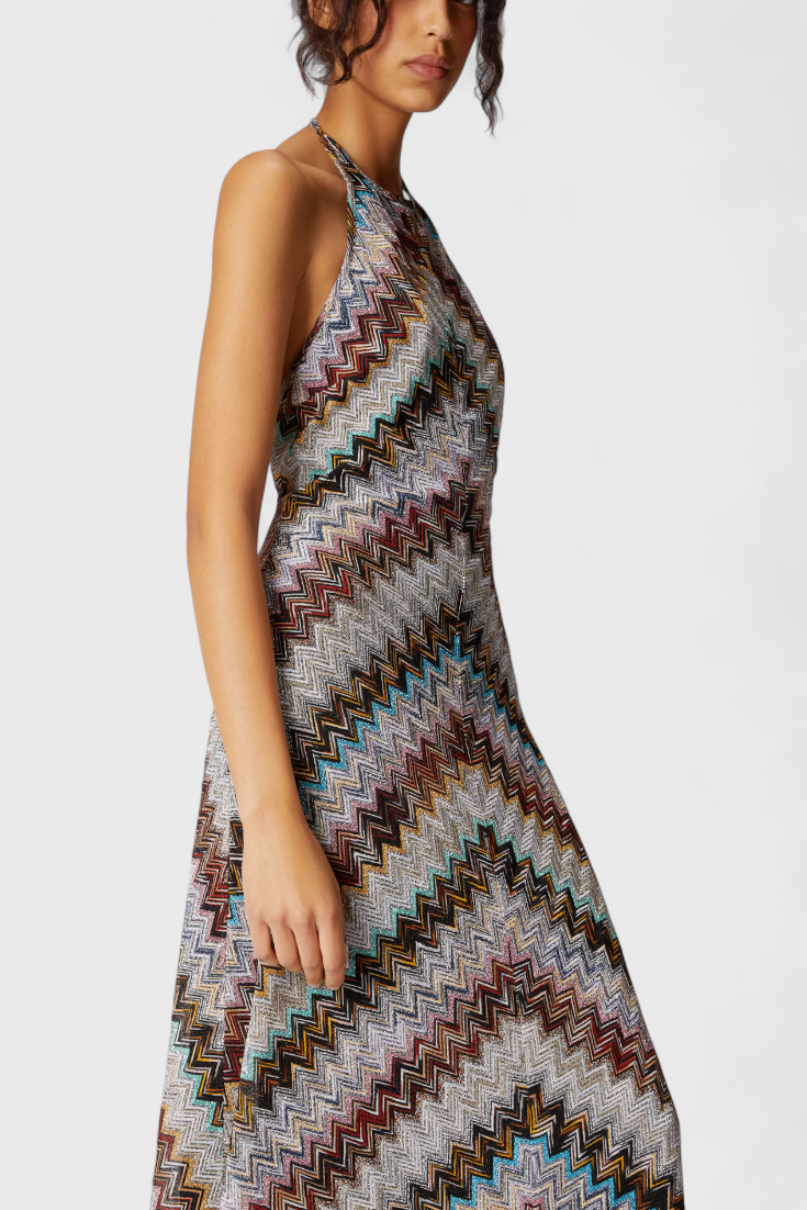 מלתחת מליסה עם צווארון הלטר וזיגזוג בגימור אירידיסנטי