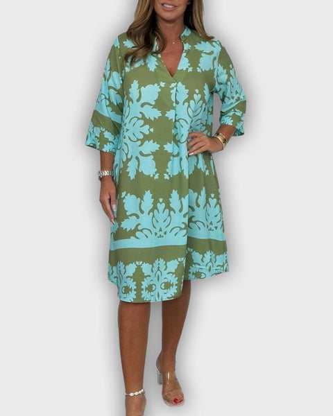 שמלת קיץ קלילה עם צבעים זוהרים