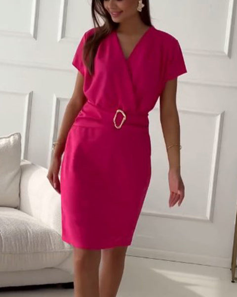 Jaclyn - שמלה קצרה עם שרוולים קצרים, מחשוף V ומותן מחוטבת