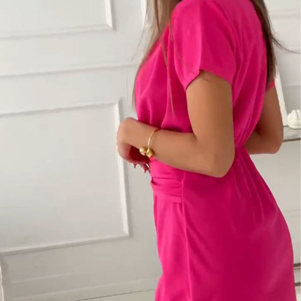 Jaclyn - שמלה קצרה עם שרוולים קצרים, מחשוף V ומותן מחוטבת