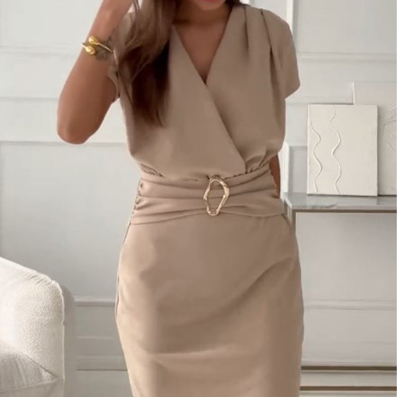 Jaclyn - שמלה קצרה עם שרוולים קצרים, מחשוף V ומותן מחוטבת